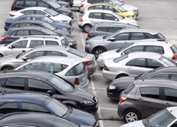 Komuna e Prishtinës lejon përkohësisht funksionimin e parkingjeve private