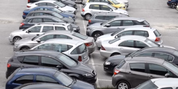 Komuna e Prishtinës lejon përkohësisht funksionimin e parkingjeve private