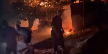 Kolonët izraelitë i vënë flakën një shtëpie në Bregun Perëndimor, ndërsa fëmijët ndodheshin brenda