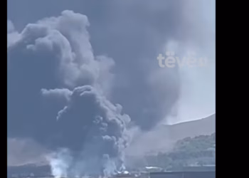 Një zjarr i madh ka shpërthyer në fshatin Sllatinë, në afërsi të Aeroportit Ndërkombëtar të Prishtinës, “Adem Jashari”