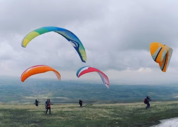 Tre pilotë nga Kosova në Top 10-shen e botës në paragllajdizëm