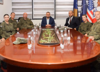 Në Ditën e Boshnjakëve, Maqedonci u ndan mirënjohje ushtarëve të komunitetit boshnjak që shërbejnë në FSK