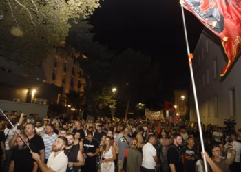 Qytetarët vijojnë protestën në Tiranë