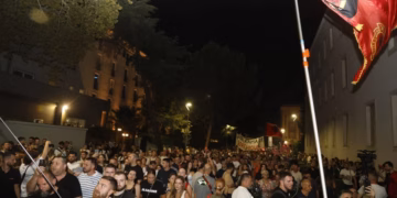 Qytetarët vijojnë protestën në Tiranë