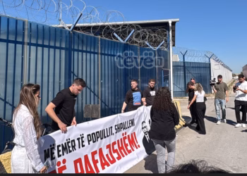 “Në emër të popullit, shpalleni të pafajshëm” – Aksion i “Liria ka Emër” para Zyrës së Speciales në Prishtinë