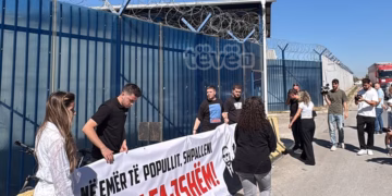 “Në emër të popullit, shpalleni të pafajshëm” – Aksion i “Liria ka Emër” para Zyrës së Speciales në Prishtinë