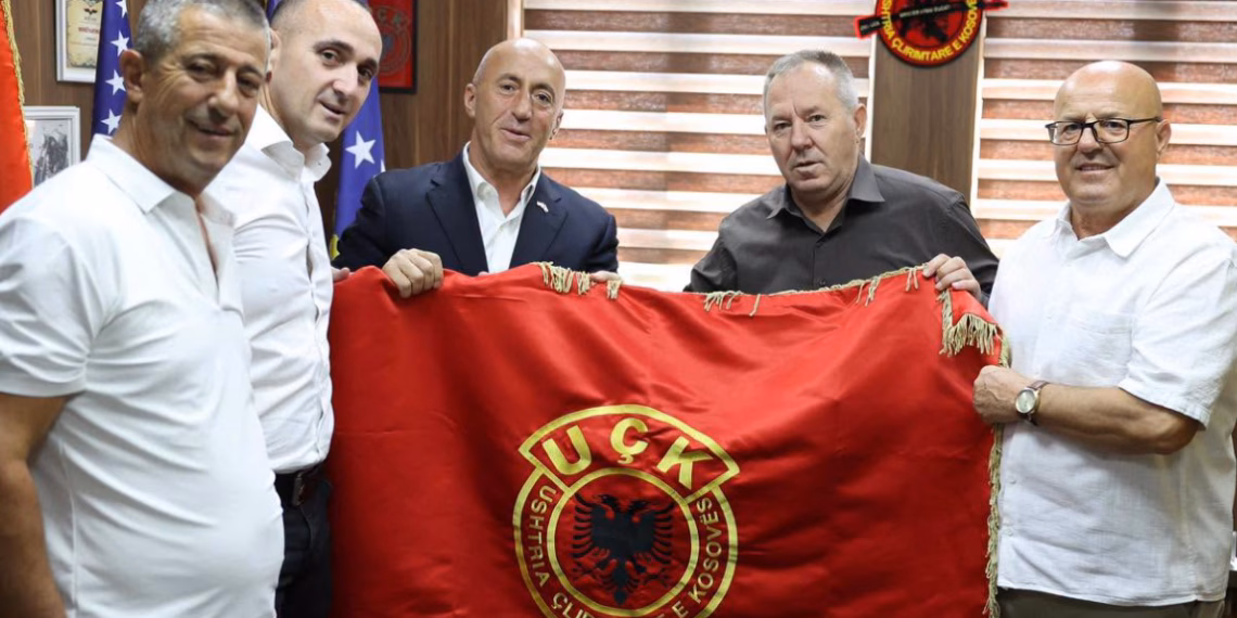Haradinaj viziton OVL-UÇK-në, pranon flamurin e UÇK-së: Liri për Çlirimtarët, i presim në Kosovë