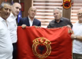 Haradinaj viziton OVL-UÇK-në, pranon flamurin e UÇK-së: Liri për Çlirimtarët, i presim në Kosovë
