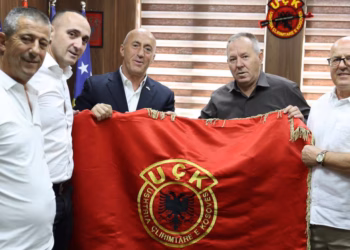 Haradinaj viziton OVL-UÇK-në, pranon flamurin e UÇK-së: Liri për Çlirimtarët, i presim në Kosovë
