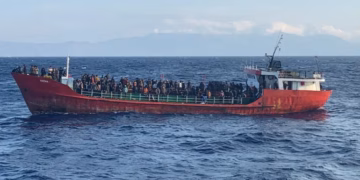 Një i vdekur dhe 25 të zhdukur pasi varka me emigrantë u fundos në ishullin grek pranë Kretës