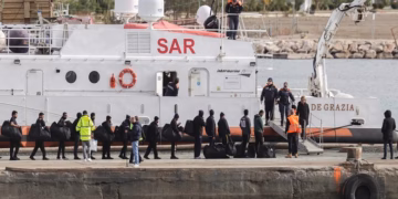 Pesë vende të BE-së synojnë dërgimin e migrantëve jashtë BE-së deri më 2027