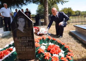 Haradinaj përkujton Hajdar Ahmetin në 23-vjetorin e rënies