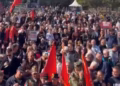Qytetarë të shumtë në sheshin “Skënderbeu” në pritje të verdiktit të Hagës
