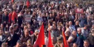 Qytetarë të shumtë në sheshin “Skënderbeu” në pritje të verdiktit të Hagës