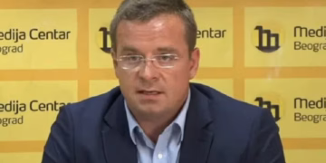 Avokati serb: Lojë e dyfishtë e Vuçiqit, Evropës i flet ndryshe – Mlladiqin e nderon me ceremoni shtetërore