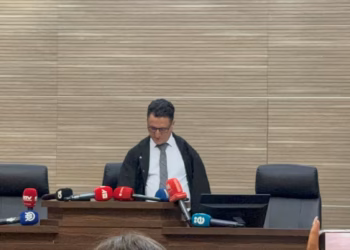 Ministri Xhelal Sveçla dënohet me 1 vit burgim me kusht për hedhjen e gazit lotsjellës në Kuvend