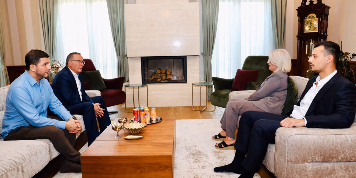 Hamza pas vizitës te familjet Thaçi, Veseli e Krasniqi: Nuk janë vetëm dhe nuk do të jenë kurrë