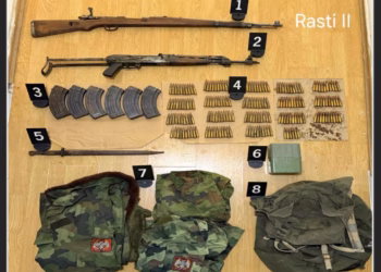 Policia sekuestron armë, municion e uniforma ushtarake në dy lokacione në veri, arrestohet një person