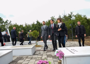 Haxhiu përkujton masakrën e Abrisë së Epërme: Kosova nuk do të reshtë së kërkuari drejtësi
