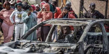 Dy të shtëna masive të ndara në Afrikën e Jugut lënë të paktën 27 persona të vrarë