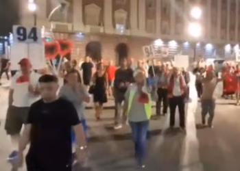 Dita e 94-të e protestës në Tiranë, protestuesit rrethojnë Kryeministrinë, përplasje me policinë