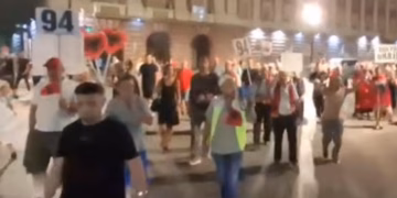 Dita e 94-të e protestës në Tiranë, protestuesit rrethojnë Kryeministrinë, përplasje me policinë
