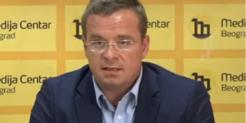 ​Avokati serb: Lojë e dyfishtë e Vuçiqit, Evropës i flet ndryshe – Mlladiqin e nderon me ceremoni shtetërore