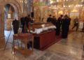 Associated Press: Mijëra serbë i bëjnë homazhe kriminelit Mladiq, Serbia sfidon paralajmërimet e BE-së