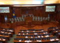 Nuk ka pajtim per formen e votimit të nënkryetarëve, kuvendi shkon në pauzë 30 minuta