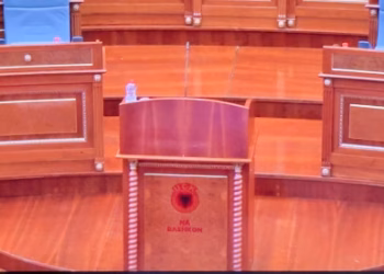 “UÇK-ja na bashkon”, PDK vendos logon e UÇK-së në foltoren e Kuvendit