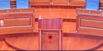 “UÇK-ja na bashkon”, PDK vendos logon e UÇK-së në foltoren e Kuvendit