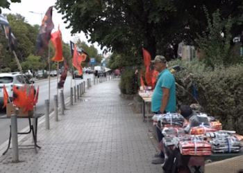 Kërkesë për flamuj kuq e zi dhe simbole për çlirimtarët para “Marshit për Liri”