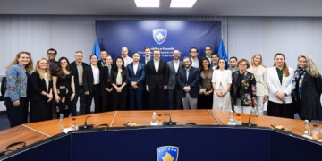 Kurti pret delegacionin e “Young Global Leaders” të Forumit Ekonomik Botëror