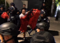 Policia e Kosovës lejoi dy protestues që të vendosin flamurin kombëtar në hyrje të Qeverisë