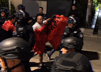 Policia e Kosovës lejoi dy protestues që të vendosin flamurin kombëtar në hyrje të Qeverisë