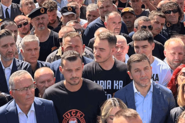 Klestor Veseli në protestën gjithëpopullore: Nuk e kemi humbur besimin te bota perëndimore