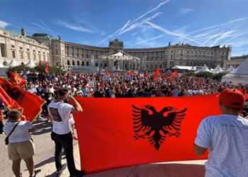 Protestë në Vjenë kundër aktgjykimit të Speciales: “Jo në emrin tim”, “Liri për çlirimtarët e Kosovës”