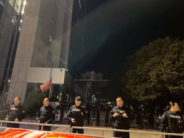 Policia përgënjeshtron dezinformatat për ndalimin e qytetarëve me flamuj të UÇK-së