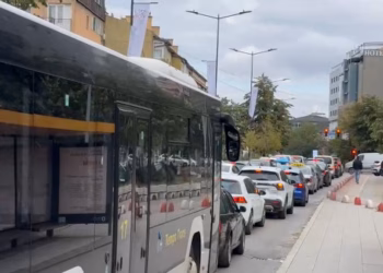 Aktivizimi i semaforëve bllokon rrugën “Agim Ramadani” në Prishtinë