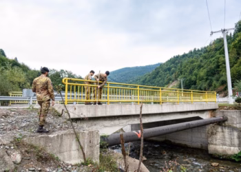 ​KFOR-i kontrollon ura dhe rrugë në Deçan