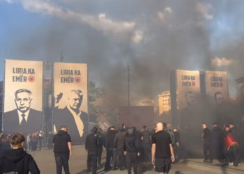 Grupet e tifozëve bëhen bashkë, protestë kundër aktgjykimit në Hagë
