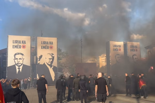 Grupet e tifozëve bëhen bashkë, protestë kundër aktgjykimit në Hagë