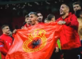 Futbollistët e Shqipërisë festojnë me flamurin e UÇK-së