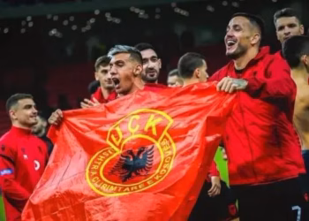 Futbollistët e Shqipërisë festojnë me flamurin e UÇK-së