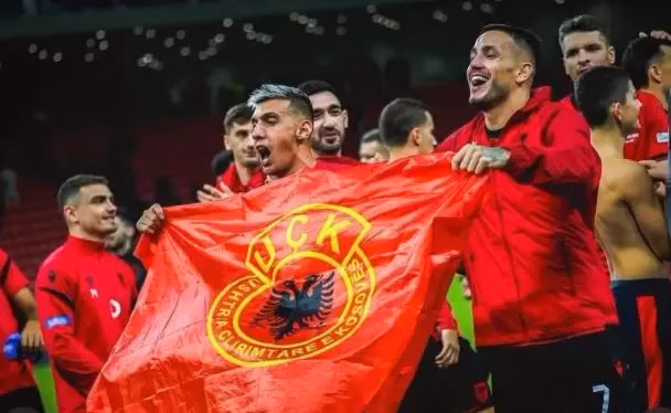 Futbollistët e Shqipërisë festojnë me flamurin e UÇK-së