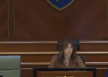 Albulena Haxhiu e shpall të konstituuar Kuvendin e Kosovës, pa nënkryetarin e PDK-së