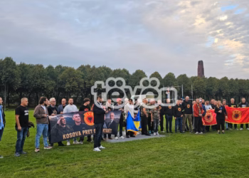 Foto nga Haga: Qindra shqiptarë me flamuj e simbole të UÇK-së presin verdiktin për ish-krerët e UÇK-së