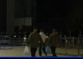 Protestuesit shpërndajnë ujë për Policinë e Kosovës, e cila po e ruan objektin e Qeverisë