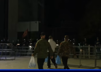 Protestuesit shpërndajnë ujë për Policinë e Kosovës, e cila po e ruan objektin e Qeverisë