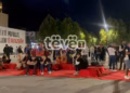 Qytetarët mblidhen në sheshin “Skënderbeu” në protestën kundër dënimit të ish-krerëve të UÇK-së